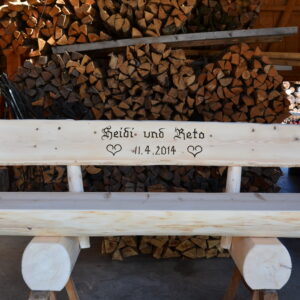 Sitzbank aus Holz mit gravierter Lehne