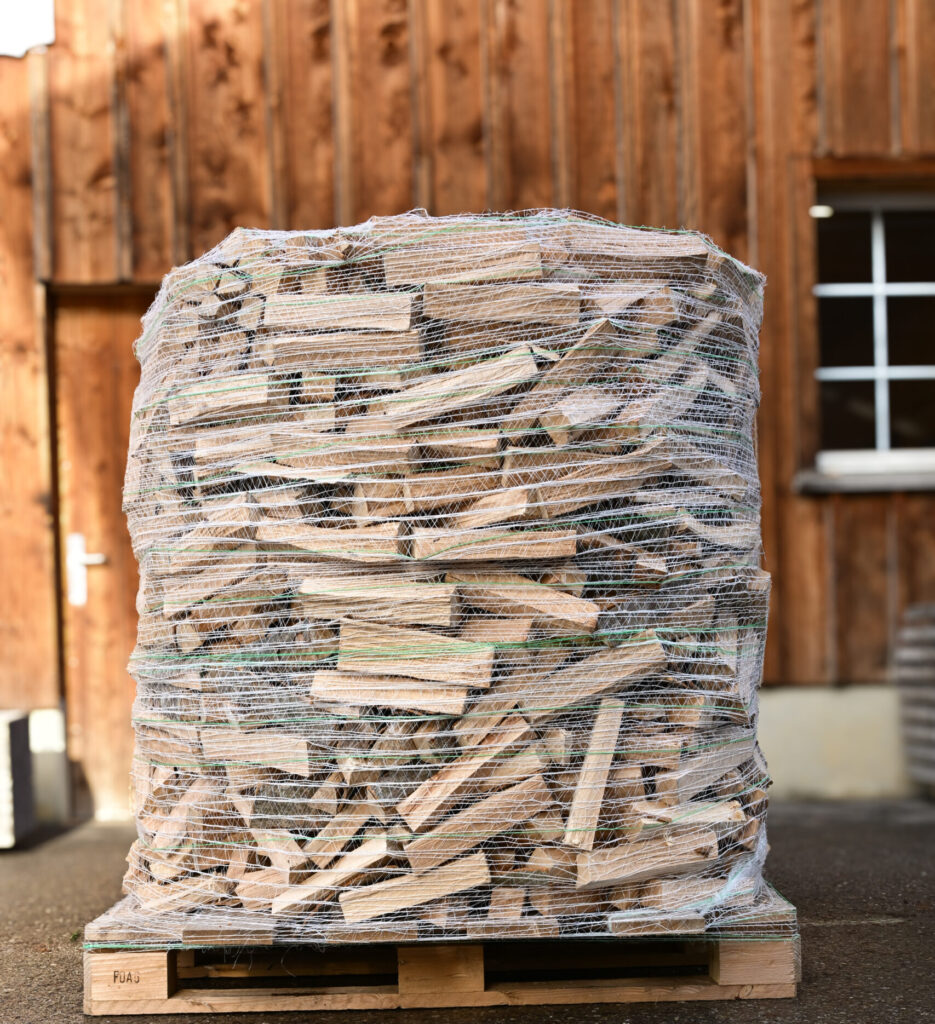 Toggi-Pack, der praktische Ster Brennholz im Netz. Kein Aufbeigen mehr nötig.
