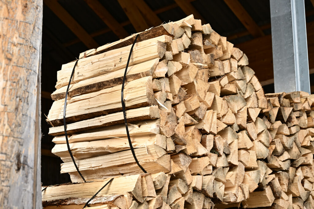 Ein Ster Meterspälten Nadelholz, gebündelt