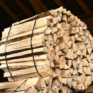 Ein Ster Meterspälten Nadelholz, gebündelt