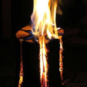 Eine brennende Finnenkerze in der Nacht