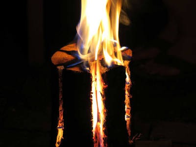 Eine brennende Finnenkerze in der Nacht