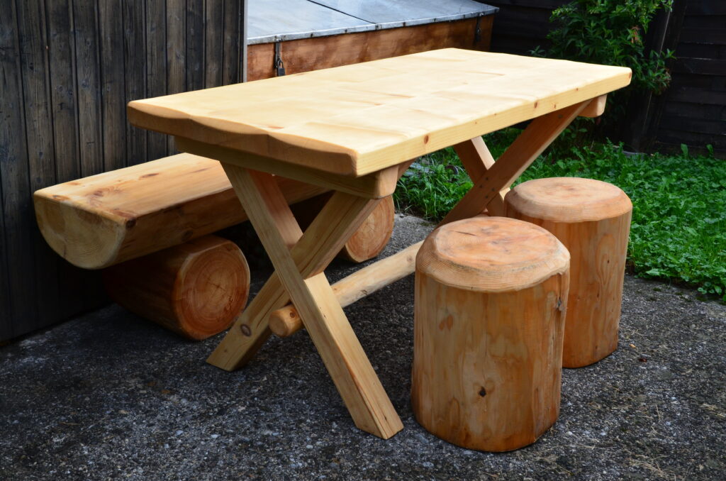 Tischgarnitur mit Bank und Hocker aus Holz